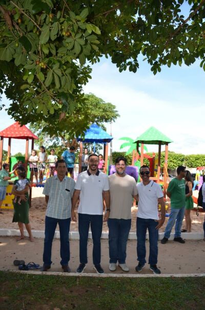 Imagem da notícia Prefeito Delegado Murilo inaugura 1º parquinho público de Pedro Gomes com apoio do deputado Júnior Mochi